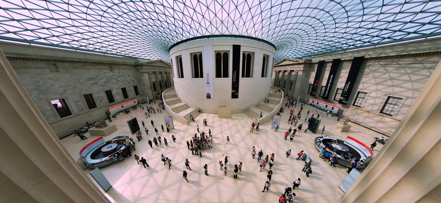 viktor forgacs 565847 unsplash c British Museum fullt av människor. Bilden har störtande linjer som kan korrigeras med filtret Adaptiv vidvinkel i Photoshop